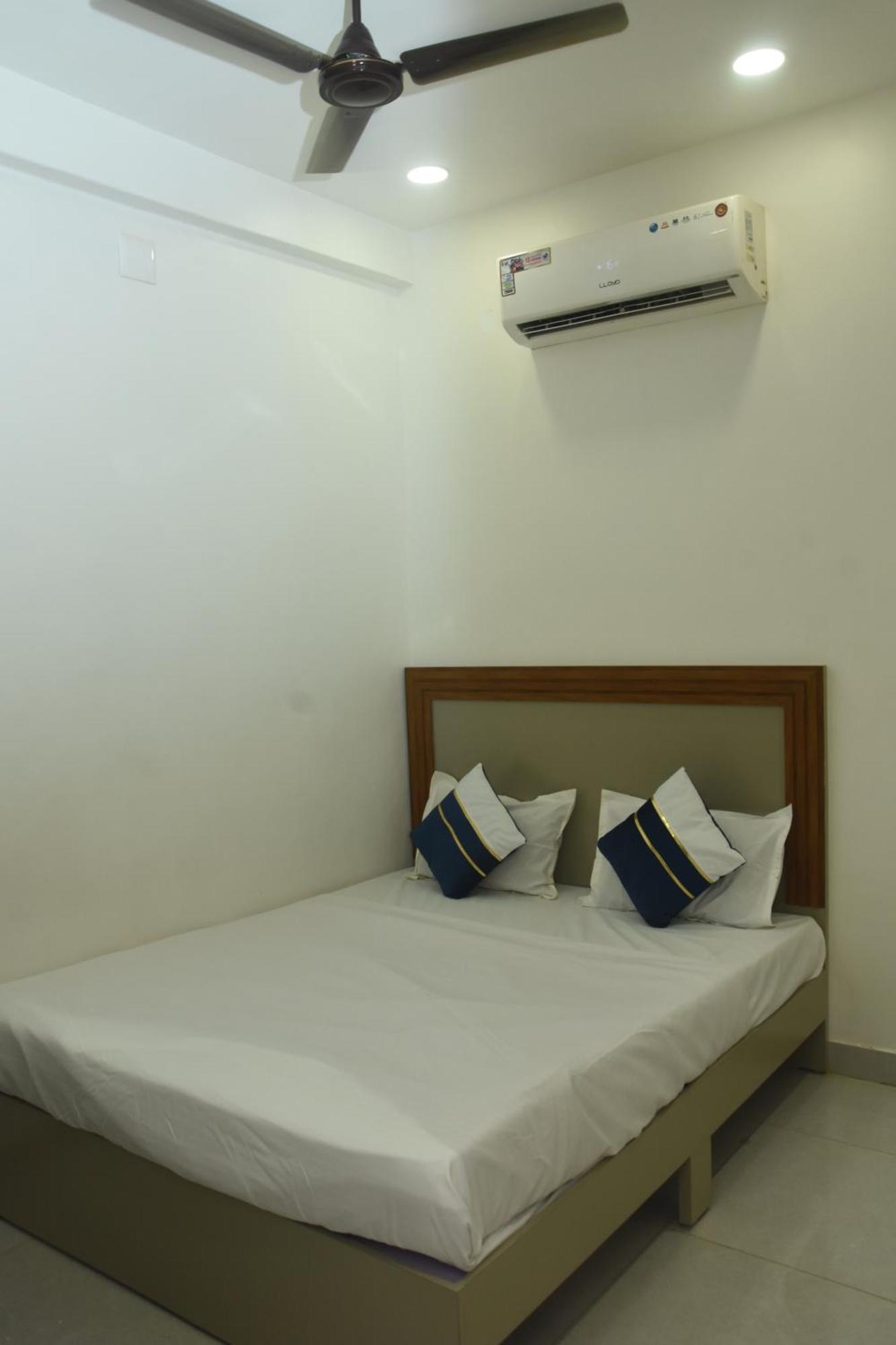 Hotel J K And Restaurant Morbi Bagian luar foto