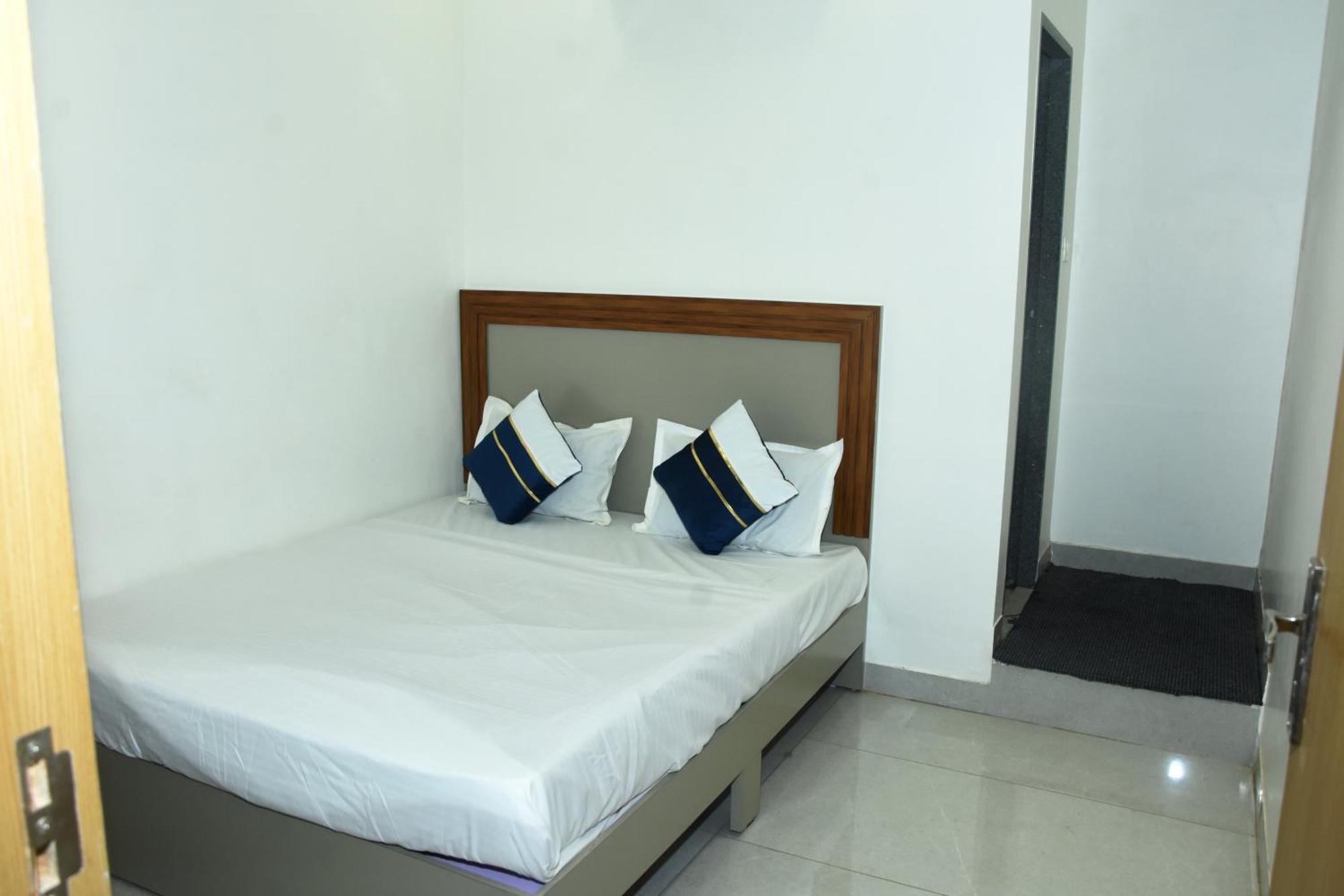 Hotel J K And Restaurant Morbi Bagian luar foto