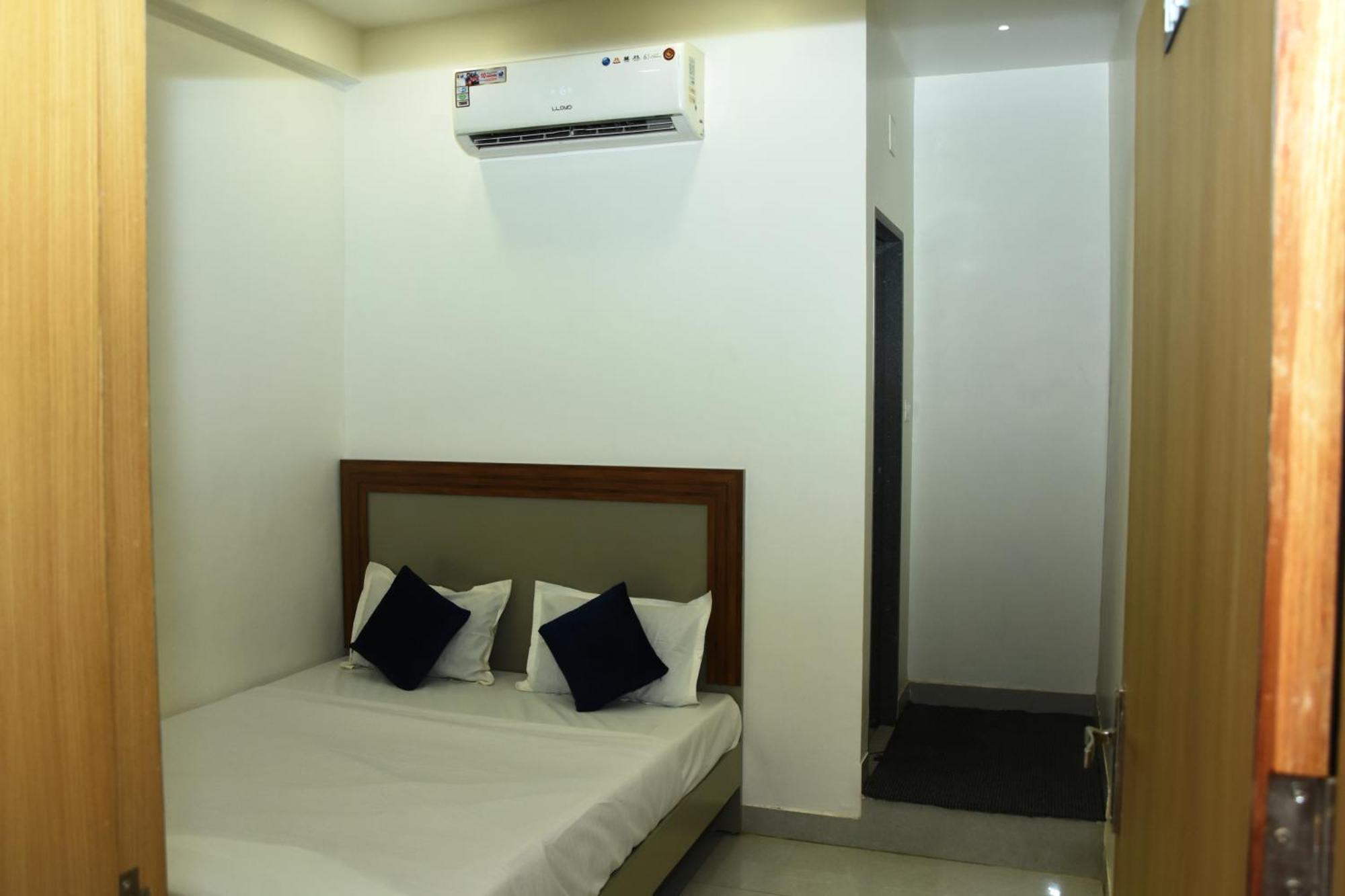 Hotel J K And Restaurant Morbi Bagian luar foto
