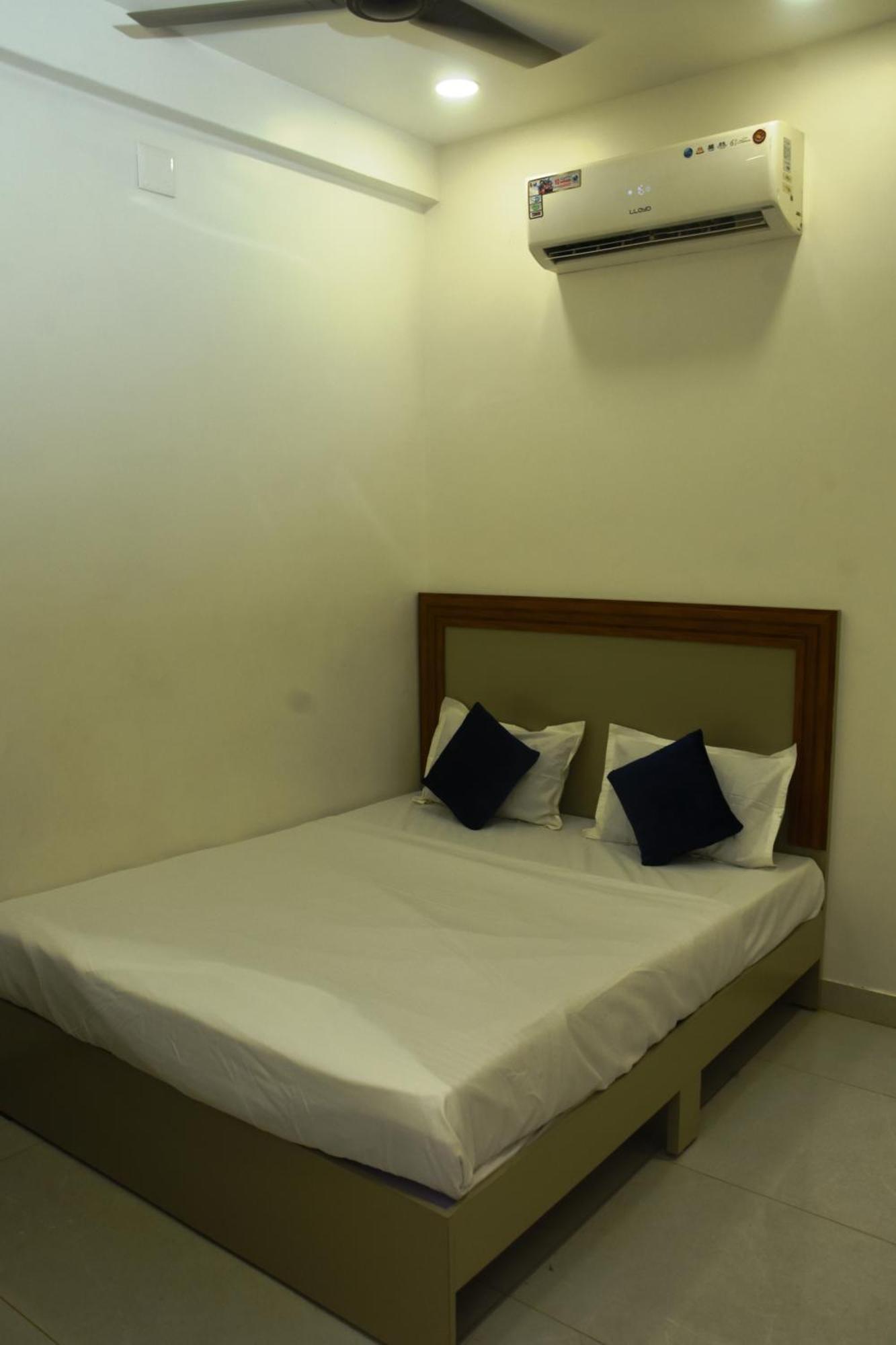 Hotel J K And Restaurant Morbi Bagian luar foto