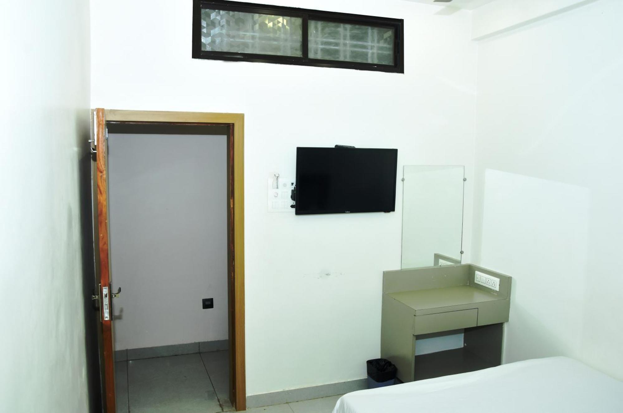 Hotel J K And Restaurant Morbi Bagian luar foto